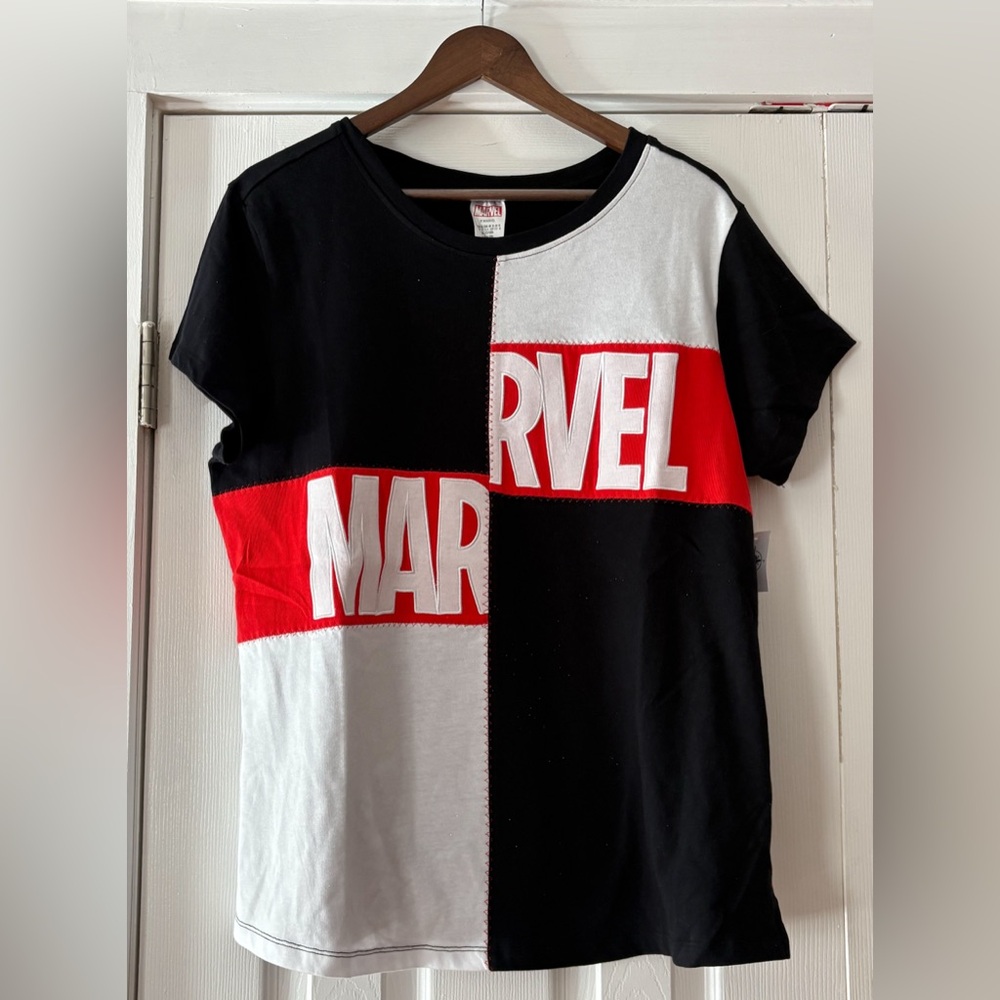 Disney Black and White Marvel Shirt Size‎ XL NWT